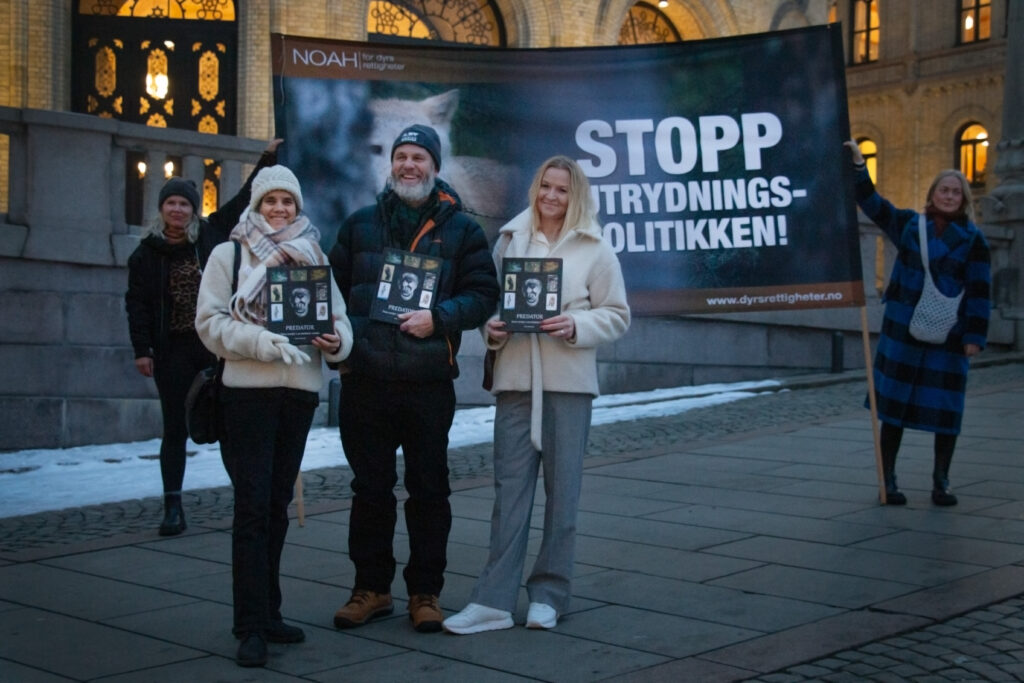 Siri Martinsen, Tom Schandy og Alette Sandvik delte ut boken til Schandy til alle på Stortinget julen 2023. 